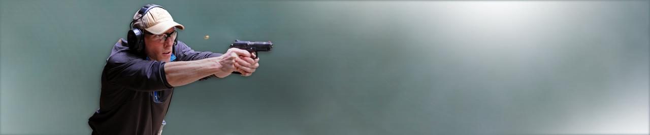 Sportschütze im Anschlag mit einer Kurzwaffe auf dem Schießstand